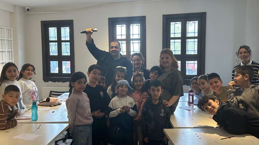 23 Nisan’da çocuklar kendi şarkılarını yazdı