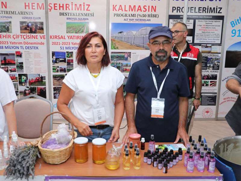 Arıköy’de arıcılık eğitimi aldı şimdi lavanta balı üretiyor