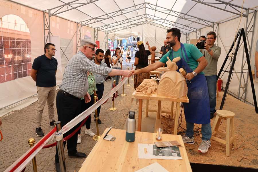 Başkan Kurt festival alanına giderek sanatçıları yalnız bırakmadı