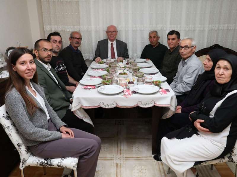 Başkan Kurt iftarda Özdemir ailesinin misafiri oldu