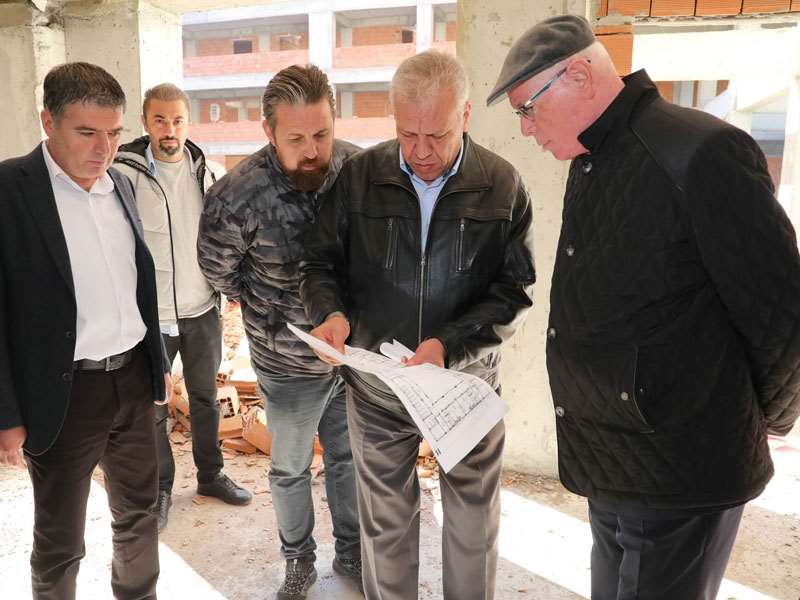 Başkan Kurt Yaşlı Bakım Merkezi ve Yenikent Kapalı Pazar Yeri’nde çalışmaları denetledi