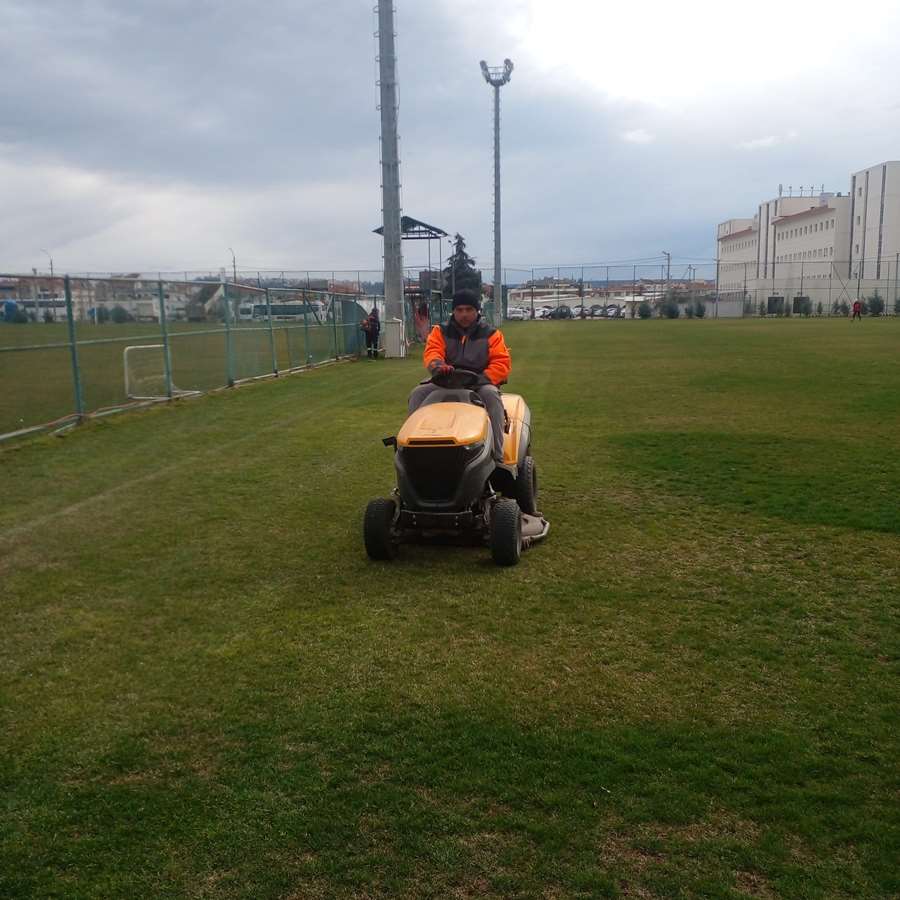 Eskişehirspor tesislerindeki sahanın çimleri biçildi