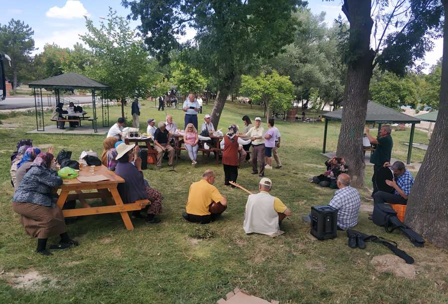 Koca Çınarlar Sakaryabaşı ve Küçükelmalı’da piknik yaptı