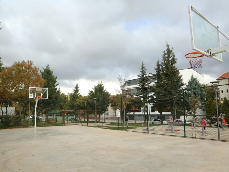 Odunpazarı’nda basketbol sahaları yenilendi