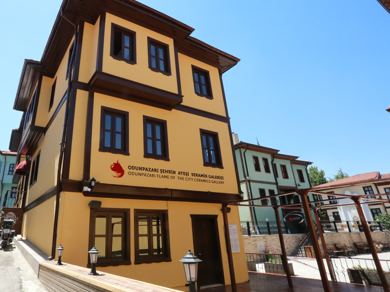 Şehrin Ateşi Seramik Galerisi kapılarını seramik sanatçılarına açtı