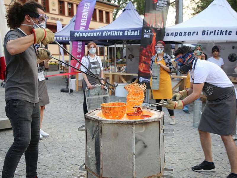 Seramik Pişirim Teknikleri Çalıştayı Odunpazarı Meydanı’nda devam ediyor