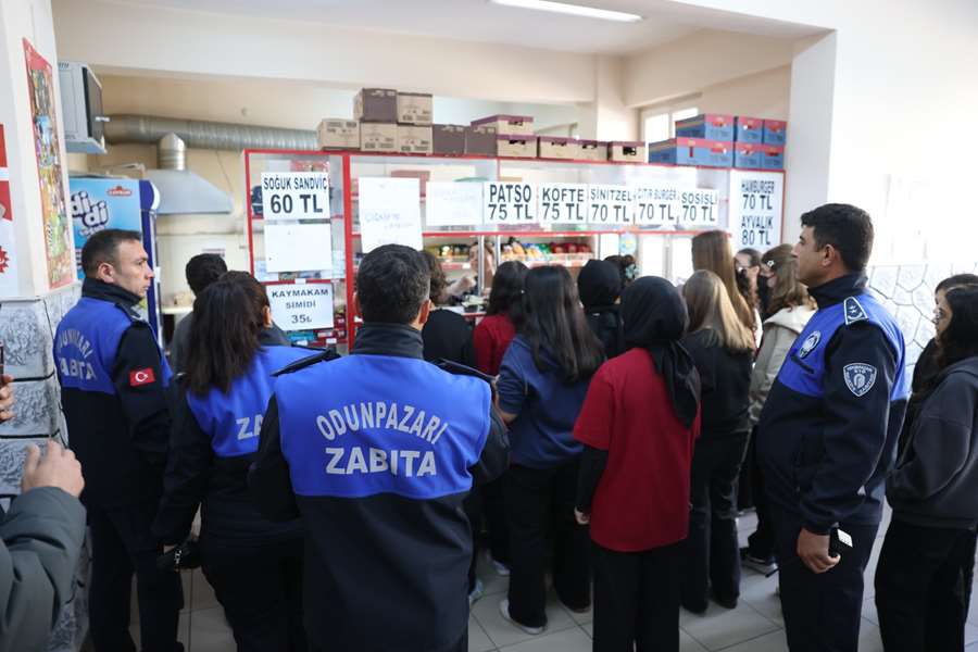 Zabıta ekipleri okul kantinlerini denetledi
