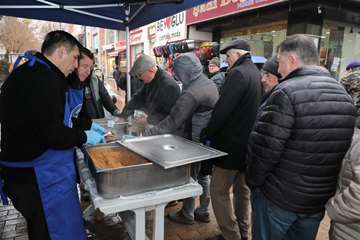 Odunpazarı Belediyesi’nden helva ikramı