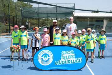 Tenis kortlarında yaz coşkusu
